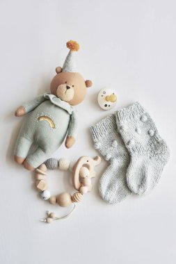 Bebek aksesuarları, ayakkabılar, çoraplar, tahta ip, emzik, oyuncak. Çocuk için hediye