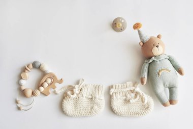 Bebek aksesuarları, ayakkabılar, çoraplar, tahta ip, emzik, oyuncak. Çocuk için hediye