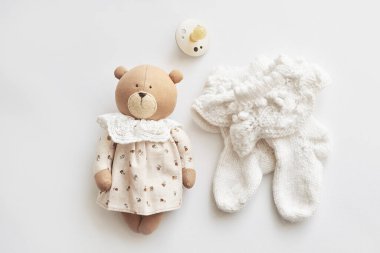 Bebek aksesuarları, ayakkabılar, çoraplar, tahta ip, emzik, oyuncak. Çocuk için hediye