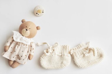 Bebek aksesuarları, ayakkabılar, çoraplar, tahta ip, emzik, oyuncak. Çocuk için hediye