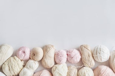 İplik derileri, örgü şişleri, örgü için aksesuarlar. El yapımı, hobi.