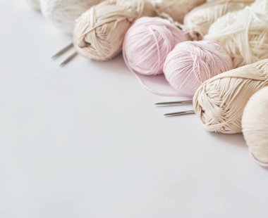 İplik derileri, örgü şişleri, örgü için aksesuarlar. El yapımı, hobi.