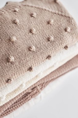 Bir yığın örgü kıyafet. Bebek kıyafetleri. İğne, hobi, örgü, el işi.