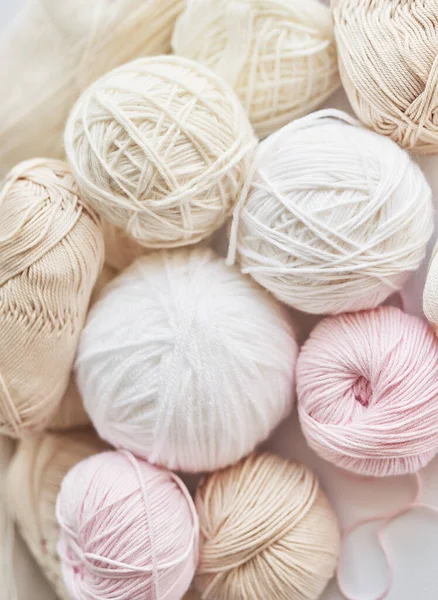 İplik derileri, örgü şişleri, örgü için aksesuarlar. El yapımı, hobi.