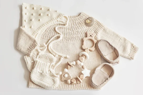 Çocuk örgüsü. Kazak, şapka, patik, çorap. Tahta ip, meme ucu. Bebek partisi. Doğuma hazırlanıyorum. Düz yatıyordu.