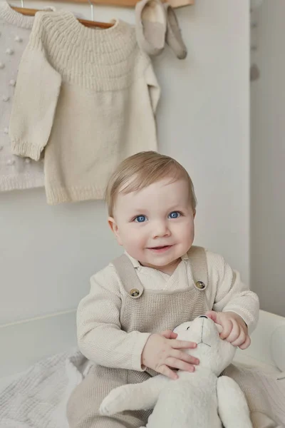 Чудесный Мальчик Голубыми Глазами Ребенок Играет Игрушками Детской Раннее Развитие — стоковое фото