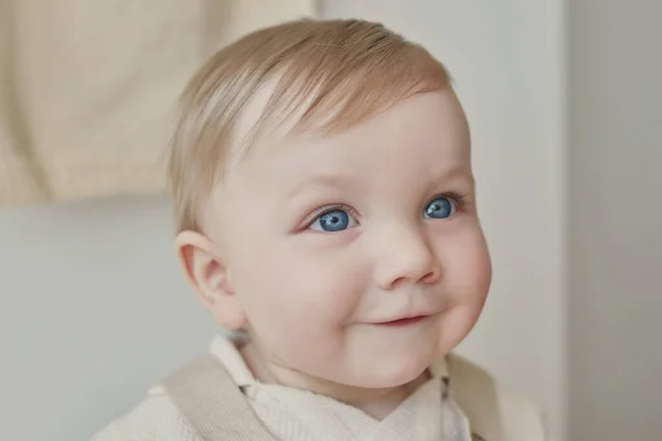 Underbar Liten Pojke Med Blå Ögon Barn Leker Med Leksaker — Stockfoto