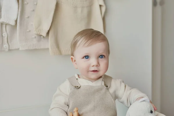 Чудесный Мальчик Голубыми Глазами Ребенок Играет Игрушками Детской Раннее Развитие — стоковое фото