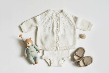 Çocuk örgüsü. Kazak, şapka, patik, çorap. Tahta ip, meme ucu. Bebek partisi. Doğuma hazırlanıyorum. Düz yatıyordu