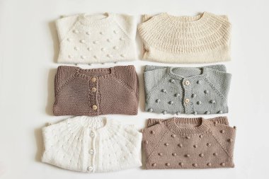 Bir yığın örgü kıyafet. Bebek kıyafetleri. İğne, hobi, örgü, el işi..