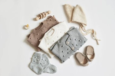 Çocuk örgüsü. Kazak, şapka, patik, çorap. Tahta ip, meme ucu. Bebek partisi. Doğuma hazırlanıyorum. Düz yatıyordu