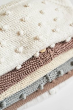 Bir yığın örgü kıyafet. Bebek kıyafetleri. İğne, hobi, örgü, el işi..