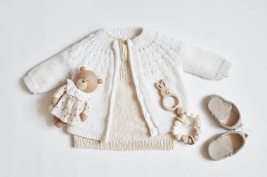 Çocuk örgüsü. Kazak, şapka, patik, çorap. Tahta ip, meme ucu. Bebek partisi. Doğuma hazırlanıyorum. Düz yatıyordu