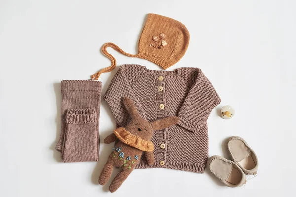 Çocuk örgüsü. Kazak, şapka, patik, çorap. Tahta ip, meme ucu. Bebek partisi. Doğuma hazırlanıyorum. Düz yatıyordu