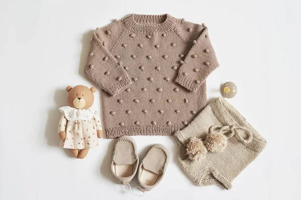 Çocuk örgüsü. Kazak, şapka, patik, çorap. Tahta ip, meme ucu. Bebek partisi. Doğuma hazırlanıyorum. Düz yatıyordu