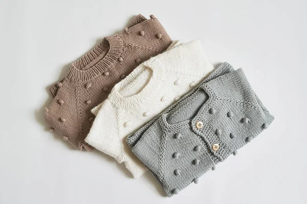 Bir yığın örgü kıyafet. Bebek kıyafetleri. İğne, hobi, örgü, el işi..