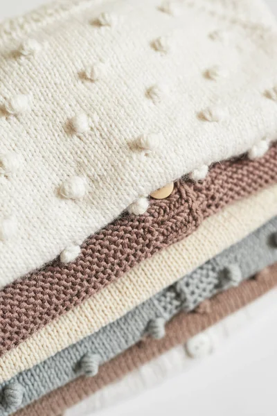 Bir yığın örgü kıyafet. Bebek kıyafetleri. İğne, hobi, örgü, el işi..