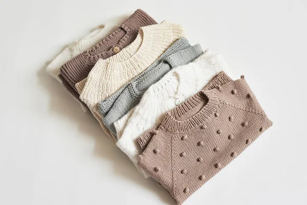 Bir yığın örgü kıyafet. Bebek kıyafetleri. İğne, hobi, örgü, el işi..