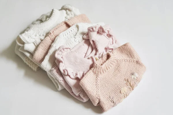 Bir yığın örgü kıyafet. Bebek kıyafetleri. İğne, hobi, örgü, el işi..