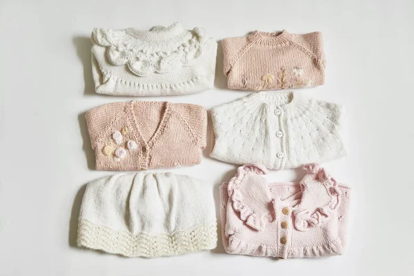 Bir yığın örgü kıyafet. Bebek kıyafetleri. İğne, hobi, örgü, el işi..