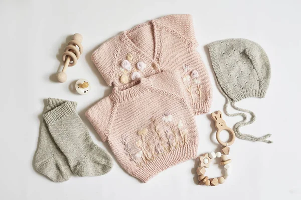 Çocuk örgüsü. Kazak, şapka, patik, çorap. Tahta ip, meme ucu. Bebek partisi. Doğuma hazırlanıyorum. Düz yatıyordu