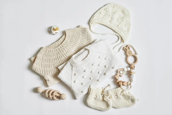 Çocuk örgüsü. Kazak, şapka, patik, çorap. Tahta ip, meme ucu. Bebek partisi. Doğuma hazırlanıyorum. Düz yatıyordu