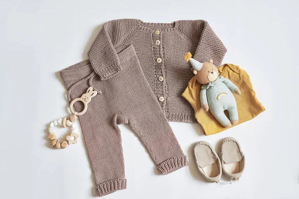 Kinderstrickwaren Pullover Hut Stiefel Socken Holzzahn Brustwarze Babyduschparty Vorbereitung Auf — Stockfoto
