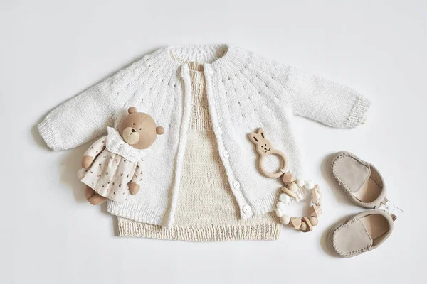 Çocuk örgüsü. Kazak, şapka, patik, çorap. Tahta ip, meme ucu. Bebek partisi. Doğuma hazırlanıyorum. Düz yatıyordu