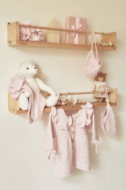 Askıya asılmış çocuk örgüsü. Ceket, kazak, şapka, ayakkabı. Oyuncaklar. Çocuk odası, çocuk odası..