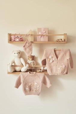 Askıya asılmış çocuk örgüsü. Ceket, kazak, şapka, ayakkabı. Oyuncaklar. Çocuk odası, çocuk odası..