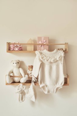 Askıya asılmış çocuk örgüsü. Ceket, kazak, şapka, ayakkabı. Oyuncaklar. Çocuk odası, çocuk odası..