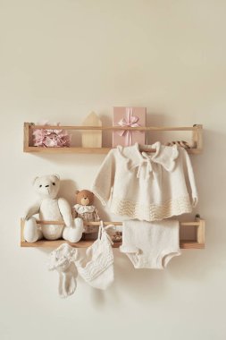 Askıya asılmış çocuk örgüsü. Ceket, kazak, şapka, ayakkabı. Oyuncaklar. Çocuk odası, çocuk odası..