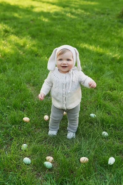 Пасхальный Кролик Охота Яйца Симпатичный Ребенок Шляпе Ушами Яйцами Траве — стоковое фото