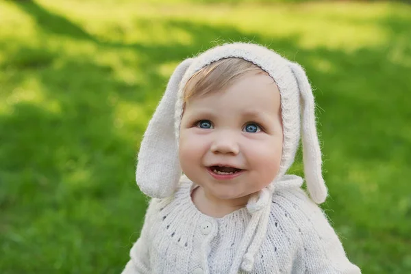 Osterhasenbaby Eiersuche Niedliches Kind Hut Mit Ohren Und Eiern Auf — Stockfoto