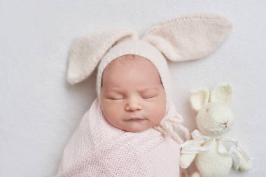 Tavşan şapkalı yeni doğmuş bebek. Sağlıklı bir çocuk. Mutlu annelik ve ebeveynlik.