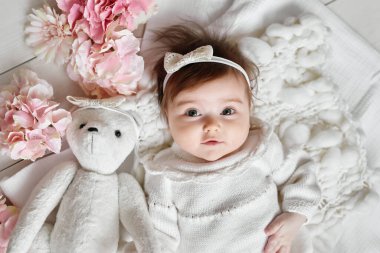 Oyuncak ayılı bebek kız. Anneler Günü ve Paskalya kartı. Çocuk Koruma Günü. Dünya Mutluluk Günü. Gülümseyen çocuk