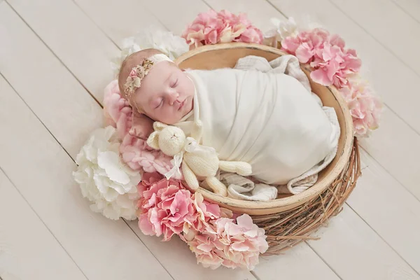 Çiçekli Yeni Doğmuş Bir Kız Bebek Sağlıklı Bir Çocuk Mutlu — Stok fotoğraf