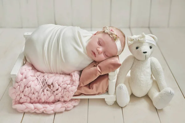 Pasgeboren Meisje Met Speelgoedbeer Gezond Kind Gelukkig Moederschap Ouderschap — Stockfoto