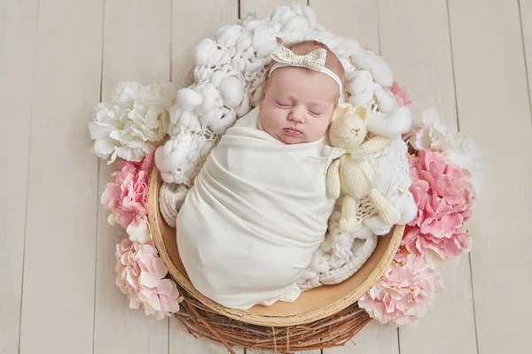 Menina Recém Nascida Flores Criança Saudável Maternidade Feliz Paternidade — Fotografia de Stock