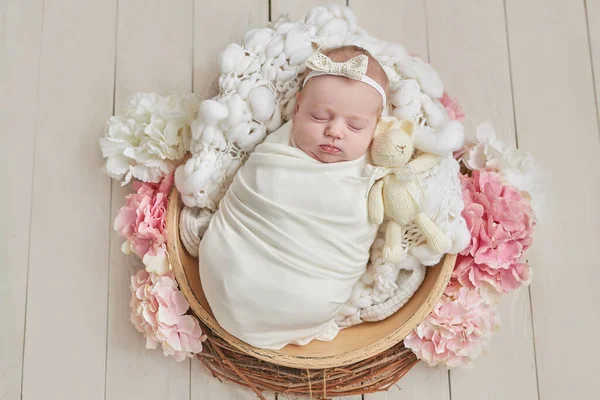 Pasgeboren Meisje Bloemen Gezond Kind Gelukkig Moederschap Ouderschap — Stockfoto