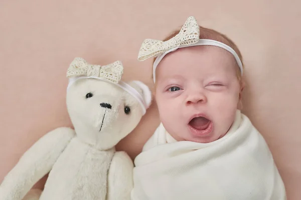 Νεογέννητο Κοριτσάκι Αρκουδάκι Υγιές Παιδί Ευτυχισμένη Μητρότητα Και Γονική Μέριμνα — Φωτογραφία Αρχείου