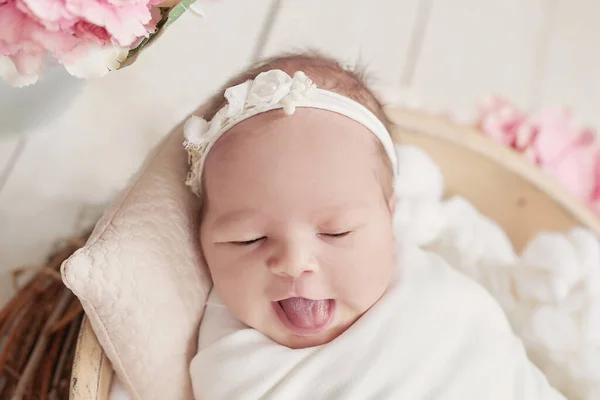 Niña Recién Nacida Una Niña Sana Maternidad Feliz Crianza — Foto de Stock