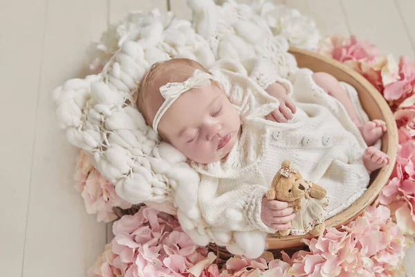 Çiçekli Yeni Doğmuş Bir Kız Bebek Sağlıklı Bir Çocuk Mutlu — Stok fotoğraf