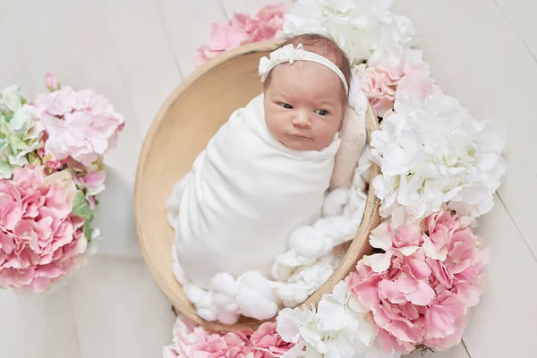 Niña Recién Nacida Flores Una Niña Sana Maternidad Feliz Crianza — Foto de Stock