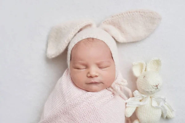 Niña Recién Nacida Con Sombrero Conejito Una Niña Sana Maternidad — Foto de Stock