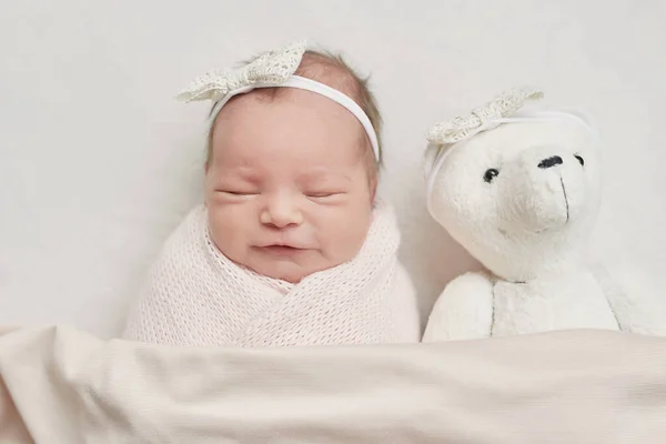 Bebé Recién Nacido Con Oso Juguete Una Niña Sana Maternidad — Foto de Stock