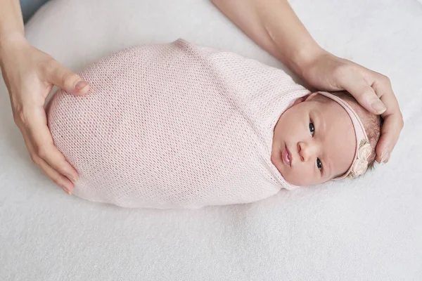 Pasgeboren Baby Meisje Handen Van Moeder Gezond Kind Gelukkig Moederschap — Stockfoto