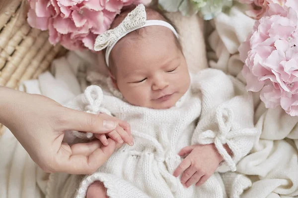 Pasgeboren Meisje Bloemen Gezond Kind Gelukkig Moederschap Ouderschap — Stockfoto