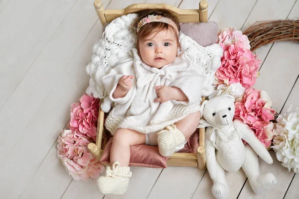 Meisje Met Bloemen Speelgoed Postkaart Moederdag Pasen Dag Van Kinderbescherming — Stockfoto