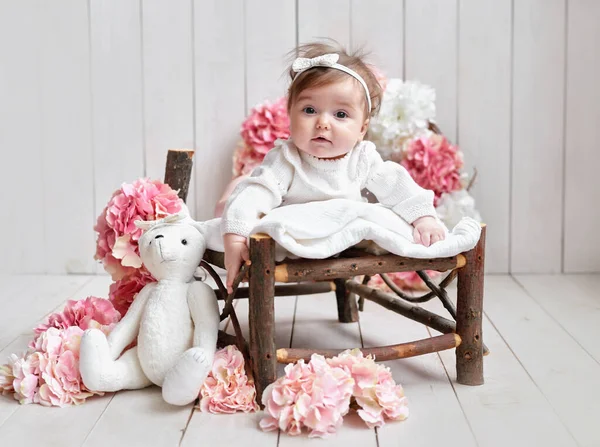 Petite Fille Avec Des Fleurs Des Jouets Carte Postale Fête — Photo